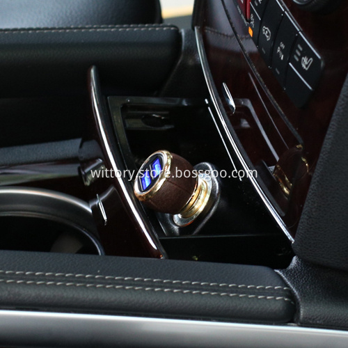 Environmental 2.4A smart car car charger